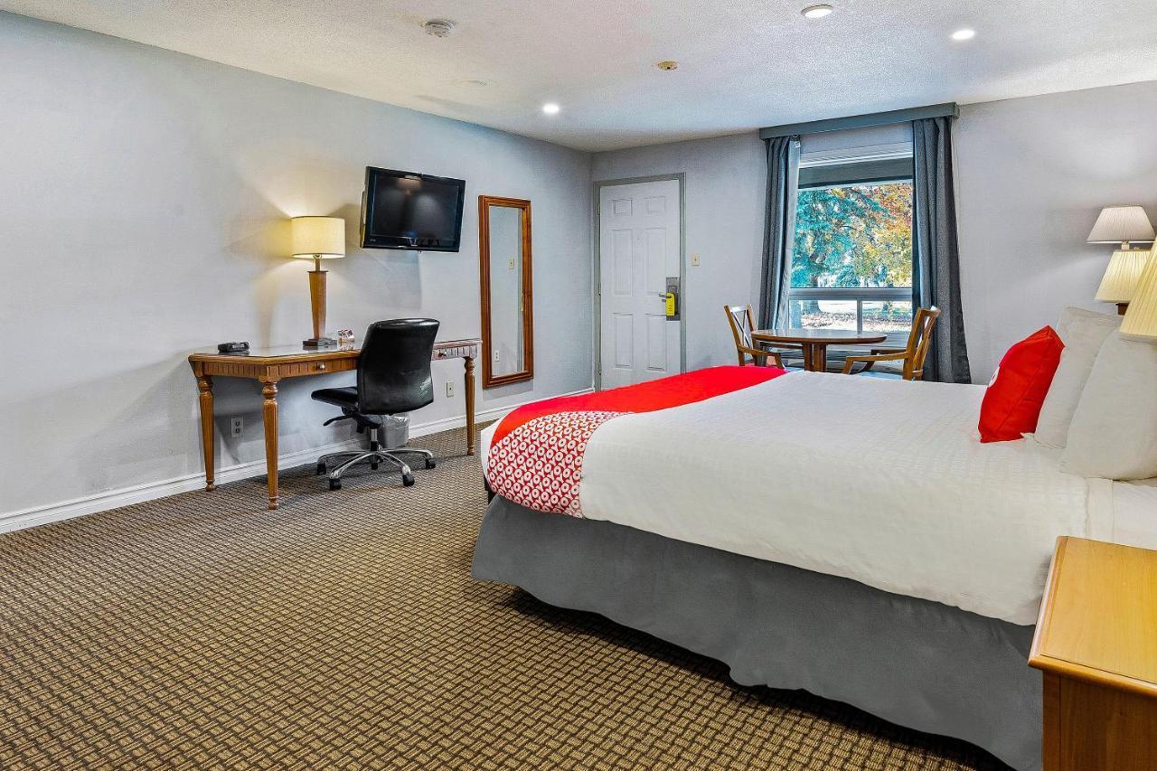 First Canada Hotel Cornwall Hwy 401 On 外观 照片