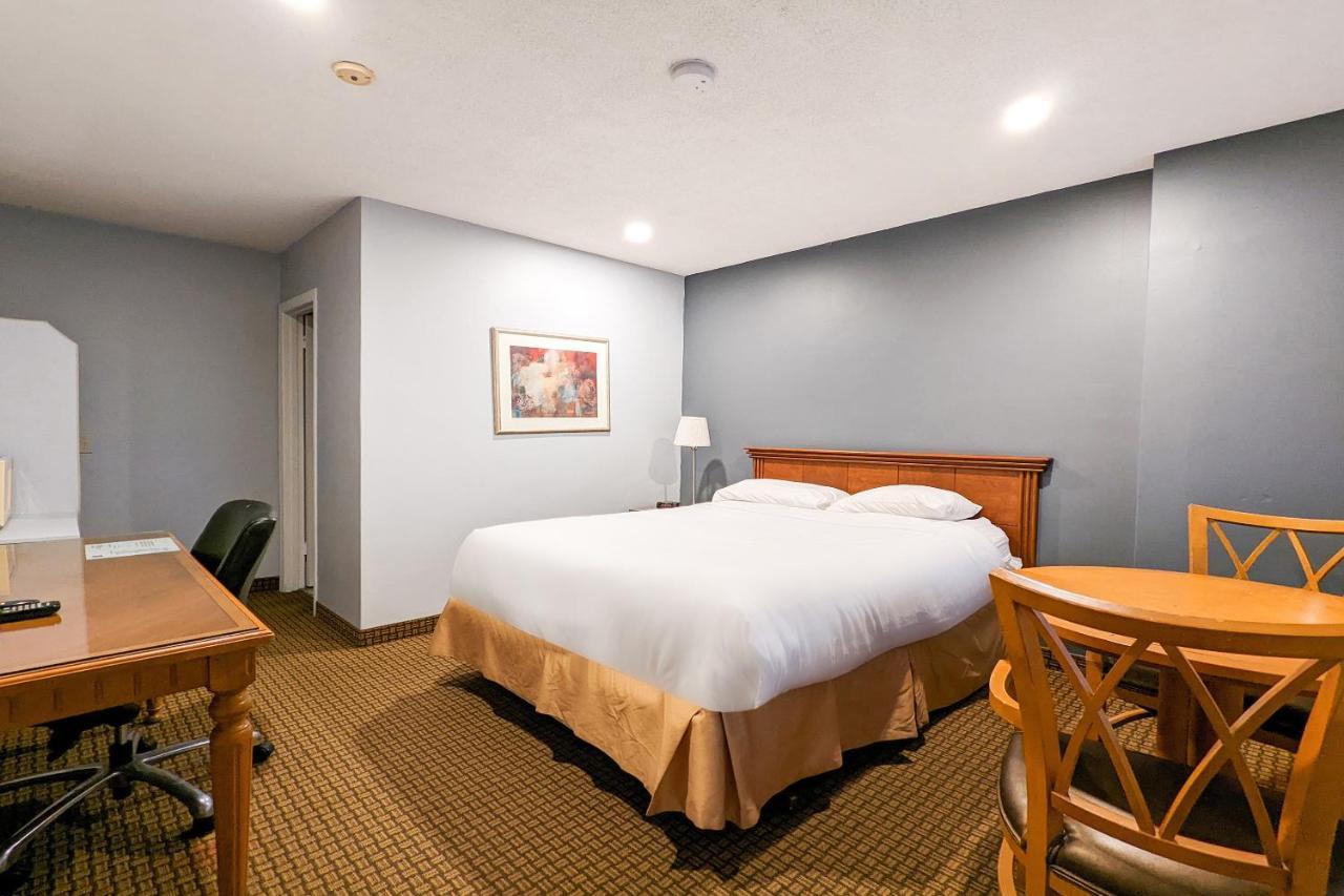 First Canada Hotel Cornwall Hwy 401 On 外观 照片