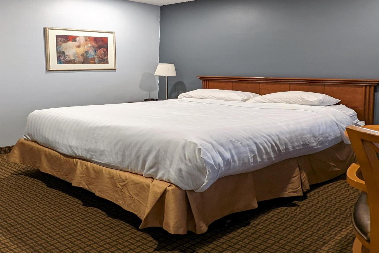 First Canada Hotel Cornwall Hwy 401 On 外观 照片