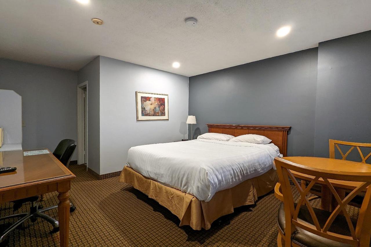 First Canada Hotel Cornwall Hwy 401 On 外观 照片